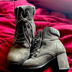Gray lace up Steve madden boots with zipper